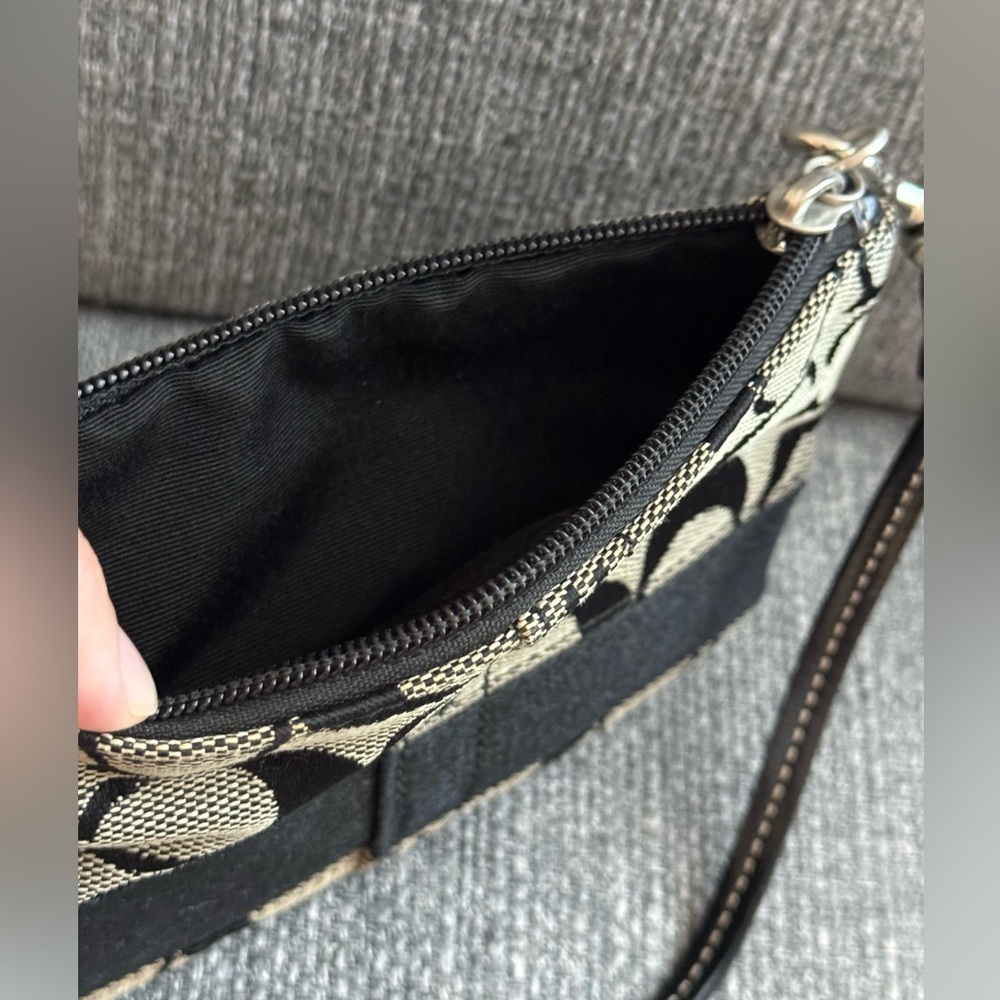 Small Coach wristlet - Picture 4 of 5